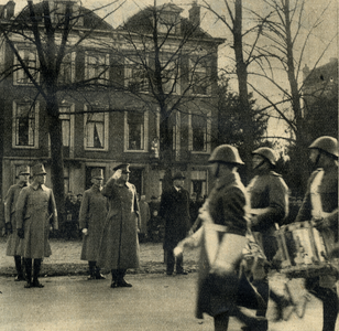 97336 Afbeelding van luitenant-generaal J.J.G. baron van Voorst tot Voorst en brigadecommandant kolonel Scharroo op de ...